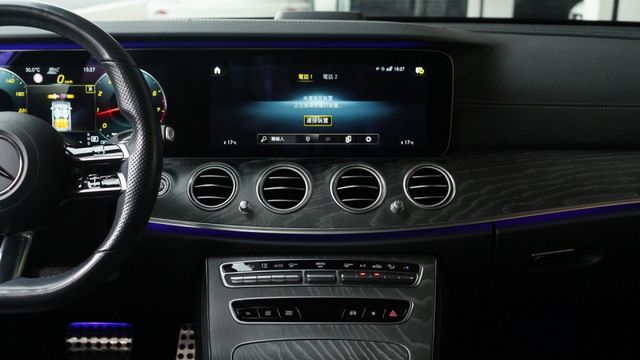 E350 P20 多光束 Keyless-Go免鑰匙 柏林 腳踢電尾門  12.3吋雙數位儀表板  盲點偵測 全景  第11張相片