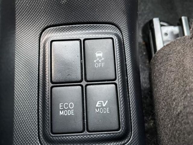 TOYOTA豐田 PRIUS C  第15張相片