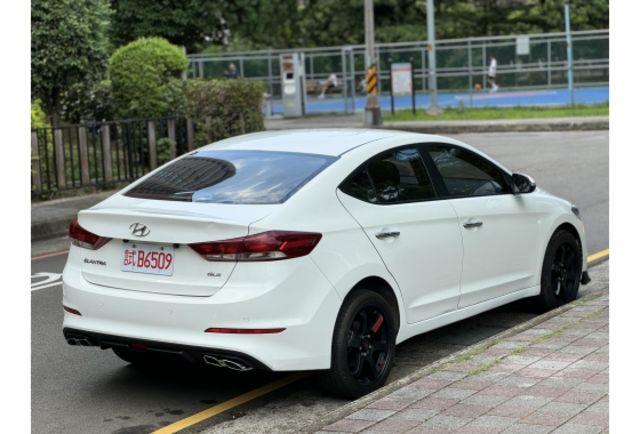 2019 ELANTRA 1.6   基本改鋁圈 安卓機  第2張相片