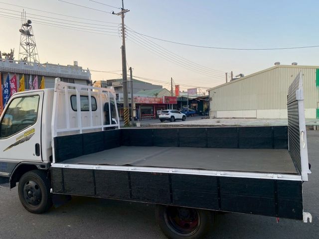 0929022755。陳老闆  手排 白 框式 升降尾門 引擎有整理工單 車況綿綿  第9張相片