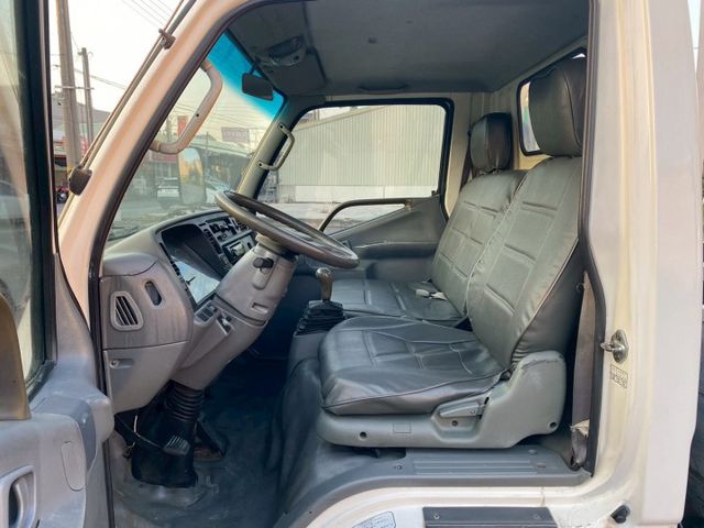 0929022755。陳老闆  手排 白 框式 升降尾門 引擎有整理工單 車況綿綿  第10張相片