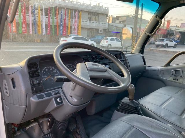 0929022755。陳老闆  手排 白 框式 升降尾門 引擎有整理工單 車況綿綿  第11張相片