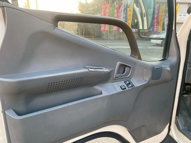 0929022755。陳老闆  手排 白 框式 升降尾門 引擎有整理工單 車況綿綿  第14張相片