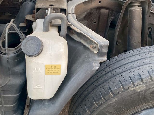 0929022755。陳老闆  手排 白 框式 升降尾門 引擎有整理工單 車況綿綿  第18張相片