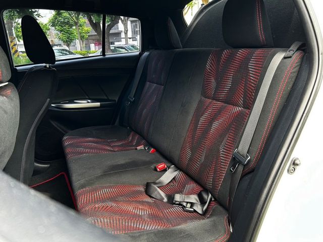15年YARIS s版 原場空力套件 僅跑10萬 無待修 優質代步 神A首選 全額貸低利率 免頭款  第7張相片