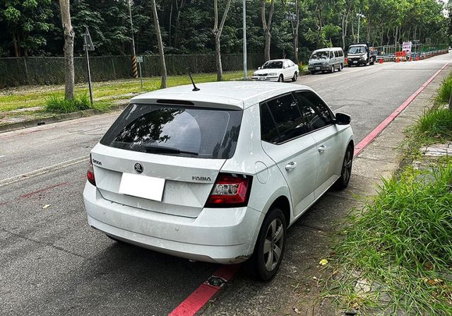 17年FABIA 1.2 Tsi  都會型5門小車 安全5顆星 停車方便超省油 1年稅金只需8千多全額貸 低利率免頭款  第11張相片