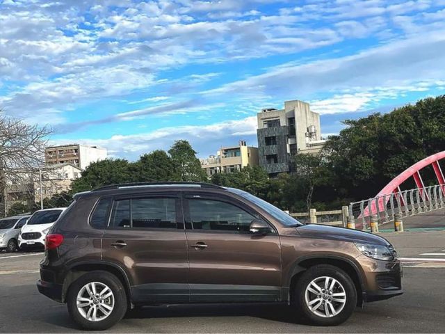 14年TIGUAN  SKY LINE天窗特仕版 全景天窗 旅程電腦 方向盤快撥 電子手煞車  6SRS  第3張相片