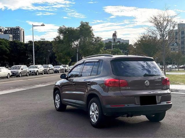 14年TIGUAN  SKY LINE天窗特仕版 全景天窗 旅程電腦 方向盤快撥 電子手煞車  6SRS  第8張相片