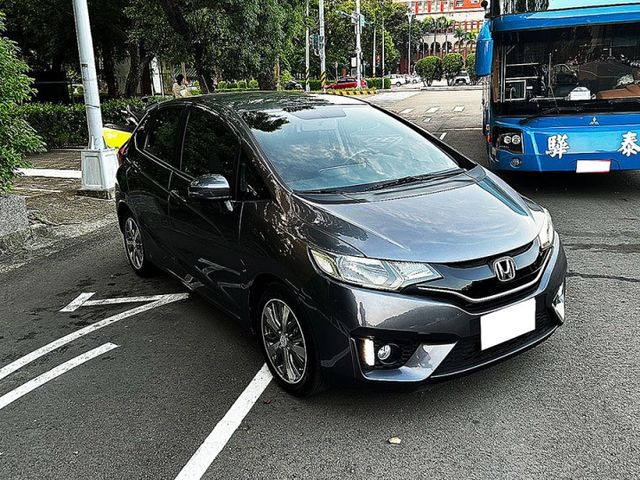16年式FIT 頂級 S版認證車 有保固 僅跑9萬多 前後霧燈 中控螢幕 駐車雷達 後座分離倒覆 電折後視鏡  第2張相片