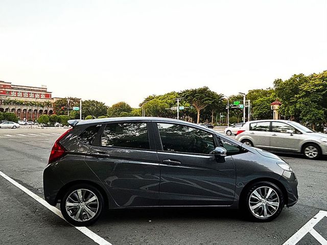 16年式FIT 頂級 S版認證車 有保固 僅跑9萬多 前後霧燈 中控螢幕 駐車雷達 後座分離倒覆 電折後視鏡  第4張相片
