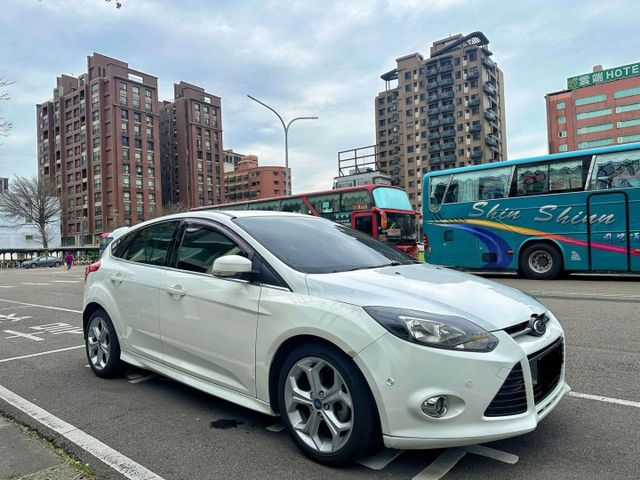 15年FOCUS 5D 2.0運動版 里程13萬 無事故  全額貸 低利率 實車實價  第2張相片