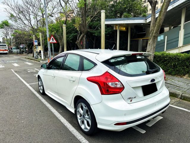 15年FOCUS 5D 2.0運動版 里程13萬 無事故  全額貸 低利率 實車實價  第9張相片
