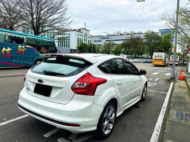 15年FOCUS 5D 2.0運動版 里程13萬 無事故  全額貸 低利率 實車實價  第10張相片