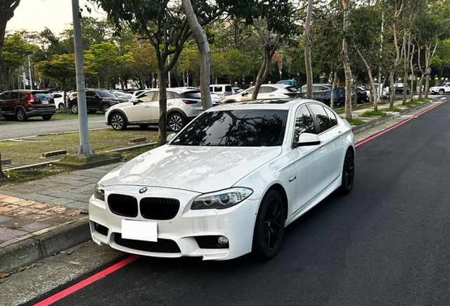 13年 F10  M5 look 式樣 2.0 渦輪引擎 視覺系改裝 12.5吋大螢幕 氣氛燈  4出排氣管  第1張相片