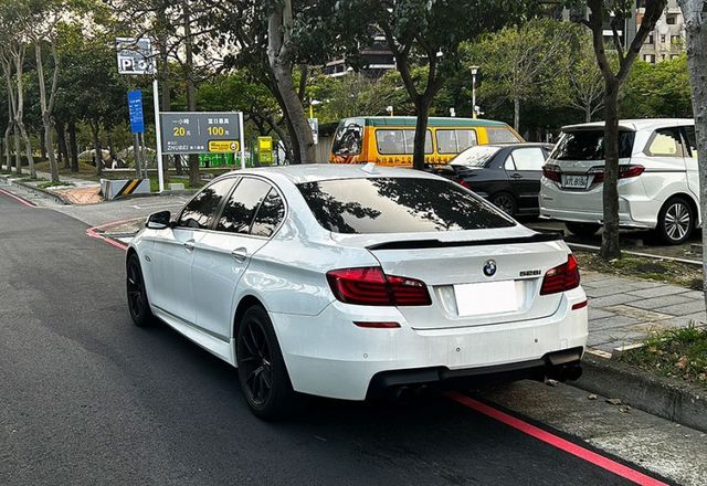 13年 F10  M5 look 式樣 2.0 渦輪引擎 視覺系改裝 12.5吋大螢幕 氣氛燈  4出排氣管  第8張相片
