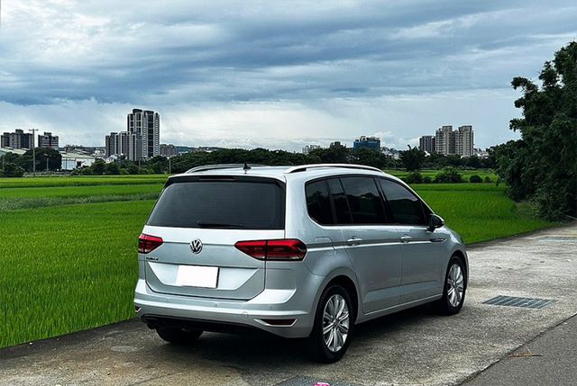 18年Touran 280 TSI 5+2 7人座 一手車 無事故 全原廠保養 全額貸 低利率 免頭款  第16張相片