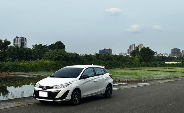 23年式 YARIS 經典版 僅跑3萬公里 一手女用車 原廠保養 原版件無事故 優質代步車  第1張相片