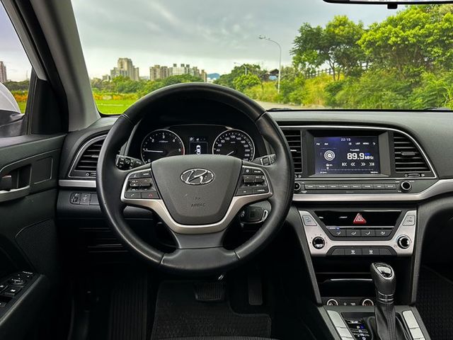17年 ELANTRA 1.6 柴油渦輪 新型小改款行車紀錄器 6安 循跡 LED日行燈 超省油  第4張相片