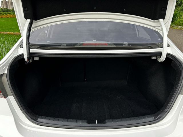 17年 ELANTRA 1.6 柴油渦輪 新型小改款行車紀錄器 6安 循跡 LED日行燈 超省油  第8張相片