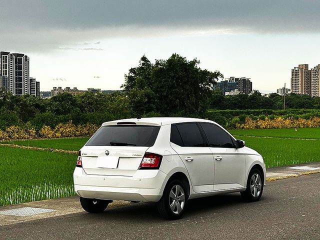 18年式FABIA 1.0 Tsi 都會型5門小車 安全5顆星 停車方便超省油 1年稅金只需8千多全額貸 低利率免頭款  第9張相片