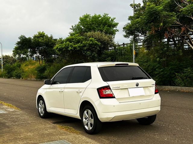 18年式FABIA 1.0 Tsi 都會型5門小車 安全5顆星 停車方便超省油 1年稅金只需8千多全額貸 低利率免頭款  第10張相片