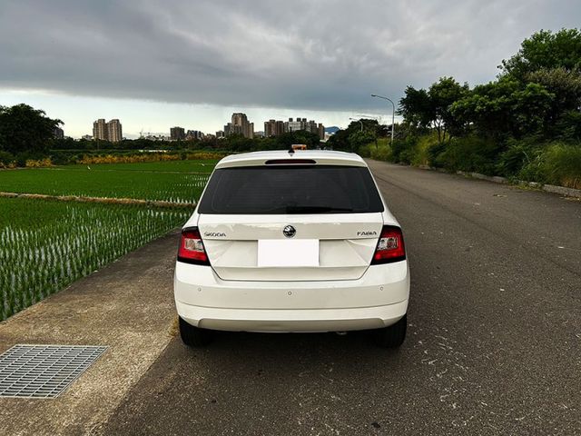 18年式FABIA 1.0 Tsi 都會型5門小車 安全5顆星 停車方便超省油 1年稅金只需8千多全額貸 低利率免頭款  第11張相片