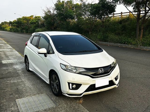 15年式FIT 頂級 S版升級米多羅空力套件 換檔快撥 有保固 後座分離 全額貸 免頭款  第2張相片