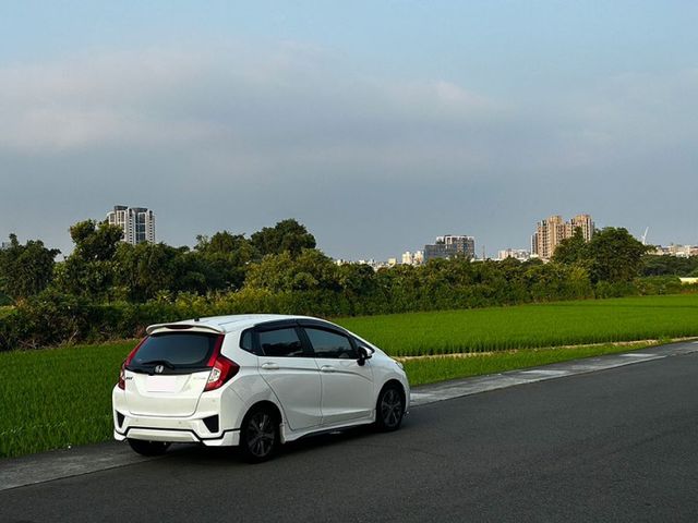 15年式FIT 頂級 S版升級米多羅空力套件 換檔快撥 有保固 後座分離 全額貸 免頭款  第9張相片