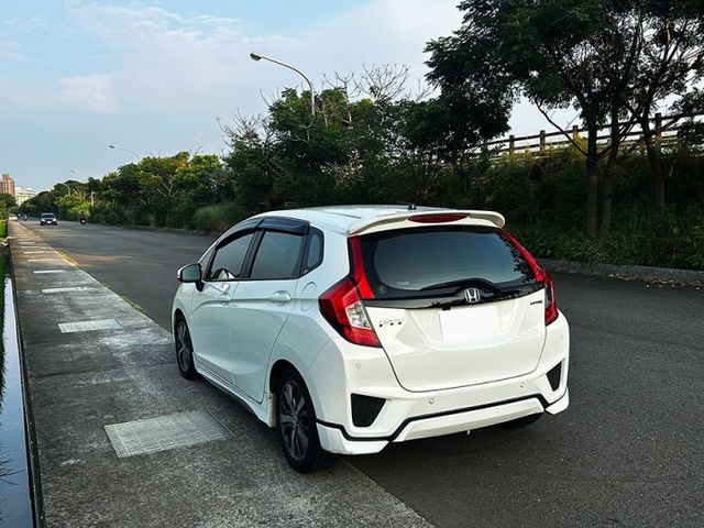 15年式FIT 頂級 S版升級米多羅空力套件 換檔快撥 有保固 後座分離 全額貸 免頭款  第10張相片