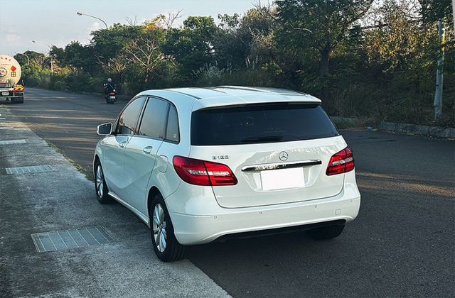 14年 B180總代理 低里程跑5.9萬公里 全原廠保養 大保養剛做完 原鈑件 無待修 全額貸  第13張相片