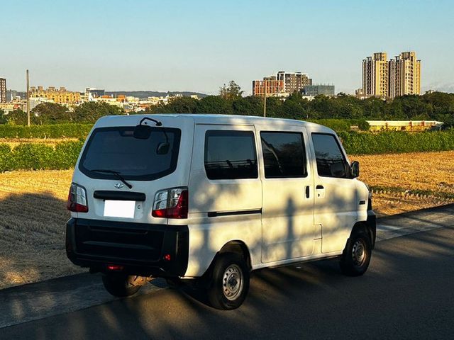 19年A180 5人座 後座獨立冷氣 載人載貨 做生意的好夥伴 免頭款 低利率 實車實價  第10張相片