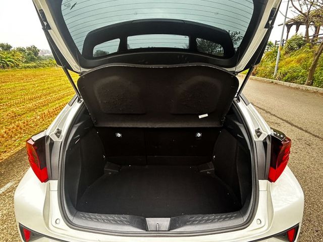 豪華版小改款 ACC跟車 LED 電熱座椅 導航 顯影 I-KEY 9安 盲點 摸門 方控 抬顯 車道偏移  第8張相片