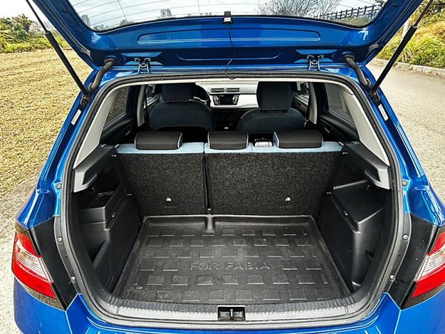 18年FABIA 1.0 Tsi 都會型5門小車 安全5顆星 停車方便超省油 1年稅金只需8千多全額貸 低利率免頭款  第7張相片
