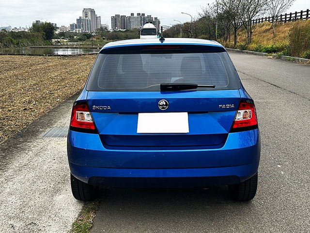 18年FABIA 1.0 Tsi 都會型5門小車 安全5顆星 停車方便超省油 1年稅金只需8千多全額貸 低利率免頭款  第10張相片