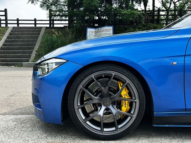18年式總代理 一手車 320 TOURING M版 精品升級 視覺系 原鈑件 無待修   全額貸 免頭款  第4張相片
