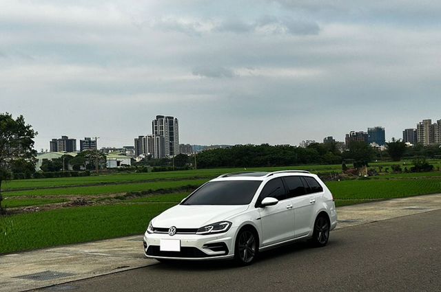 18年式GOLF 旅行車 R-LINE版 一手車 都在原廠保養 無事故 原鈑件 全額貸低利率免頭款  第1張相片