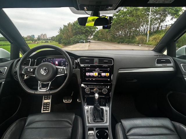 18年式GOLF 旅行車 R-LINE版 一手車 都在原廠保養 無事故 原鈑件 全額貸低利率免頭款  第4張相片