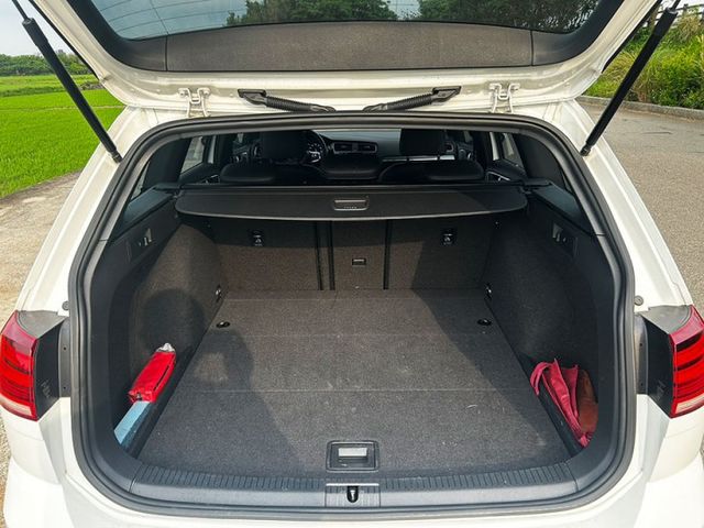 18年式GOLF 旅行車 R-LINE版 一手車 都在原廠保養 無事故 原鈑件 全額貸低利率免頭款  第7張相片