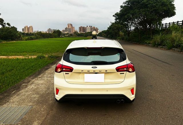 st-line Lommel 版一手車 僅跑2.7萬公里 原鈑件 無事故 無待修 全額帶低利率  第13張相片