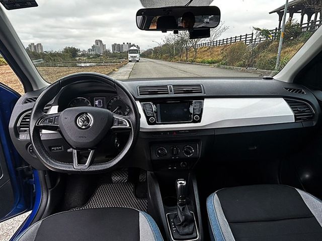 18年FABIA 1.0 Tsi 都會型5門小車 安全5顆星 停車方便超省油 1年稅金只需8千多全額貸 低利率免頭款  第4張相片