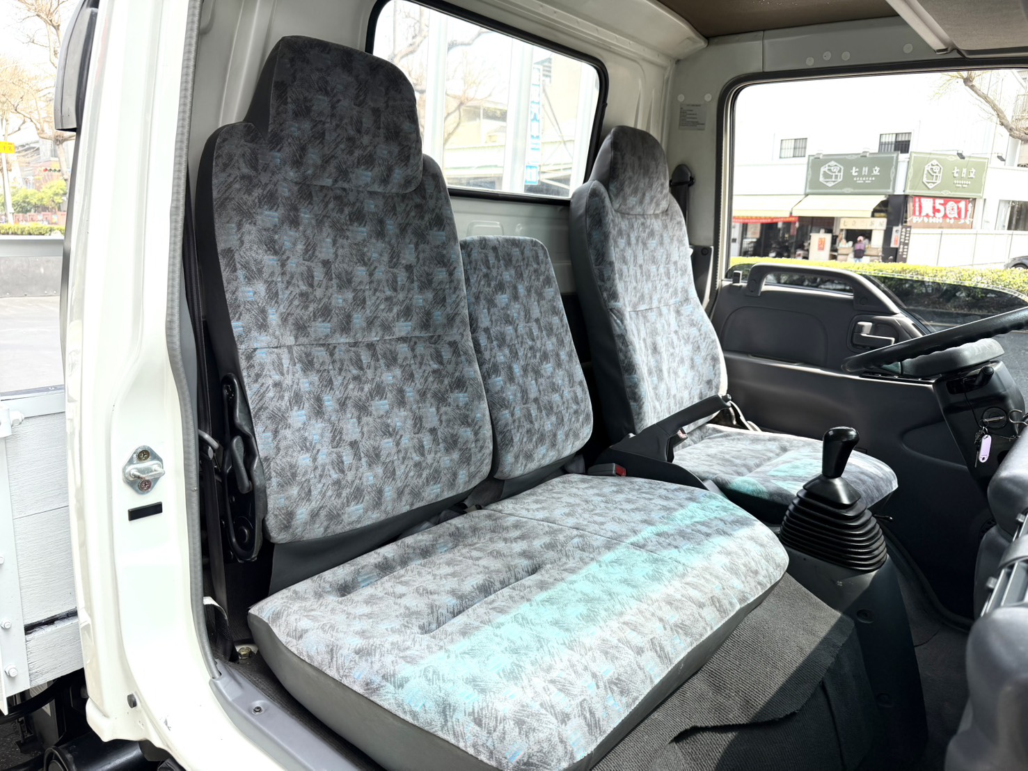 一手車/超稀有低里程數/6噸14尺半車斗/耐操好開的發財車/可全額貸/低月付  第7張相片