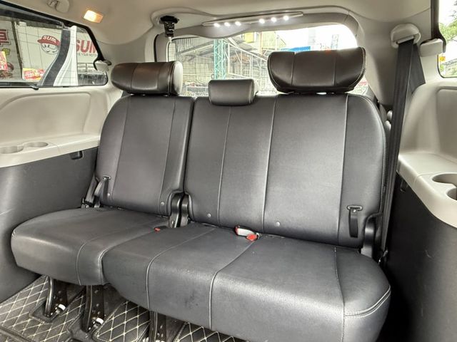 SIENNA 進口大型休旅車7+1座位/電動側滑門/天窗/三區恆溫空調/中央吸頂式液晶螢幕/電動座椅!可全額貸  第6張相片