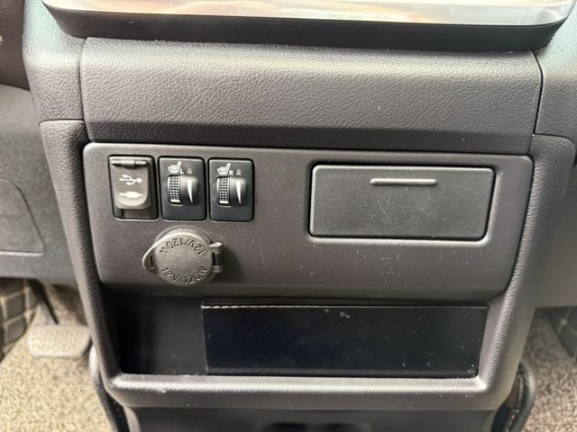SIENNA 進口大型休旅車7+1座位/電動側滑門/天窗/三區恆溫空調/中央吸頂式液晶螢幕/電動座椅!可全額貸  第15張相片