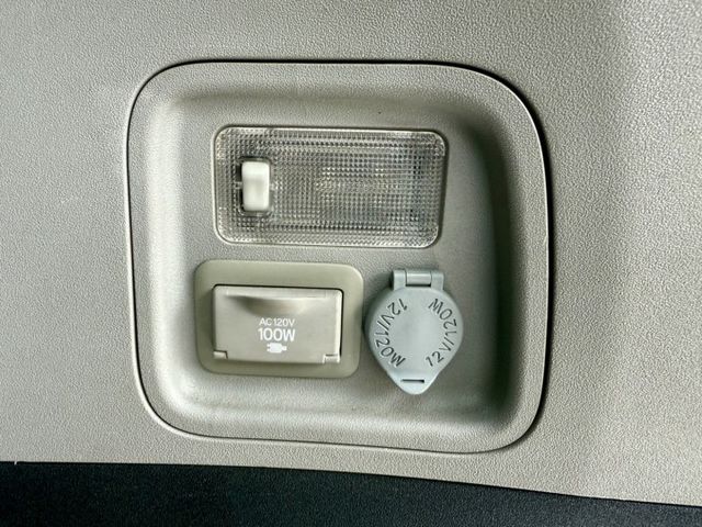 SIENNA 進口大型休旅車7+1座位/電動側滑門/天窗/三區恆溫空調/中央吸頂式液晶螢幕/電動座椅!可全額貸  第17張相片