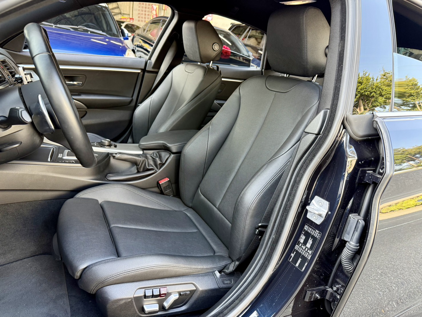 安全駕駛輔助系統/免鑰匙啟動/倒車影像/電動後尾門/M款空力套件/盲點偵測系統/雙前座跑車電動座椅含記憶模式  第3張相片