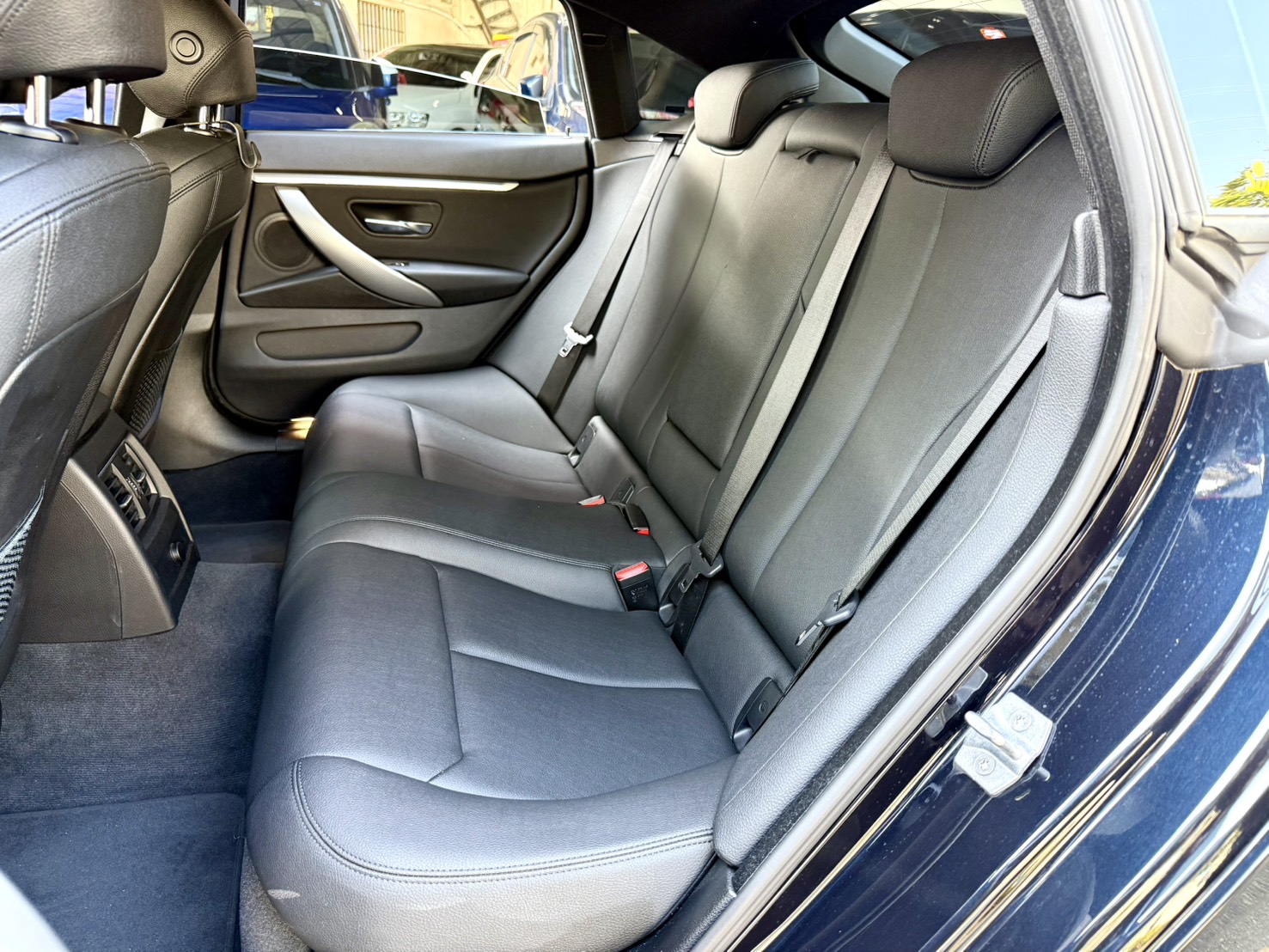 安全駕駛輔助系統/免鑰匙啟動/倒車影像/電動後尾門/M款空力套件/盲點偵測系統/雙前座跑車電動座椅含記憶模式  第4張相片