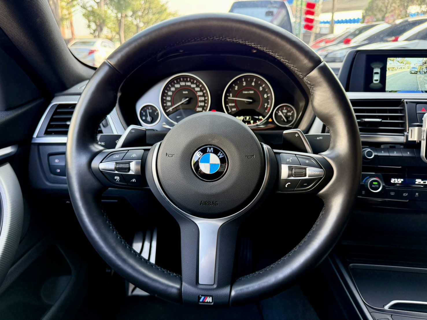 安全駕駛輔助系統/免鑰匙啟動/倒車影像/電動後尾門/M款空力套件/盲點偵測系統/雙前座跑車電動座椅含記憶模式  第7張相片