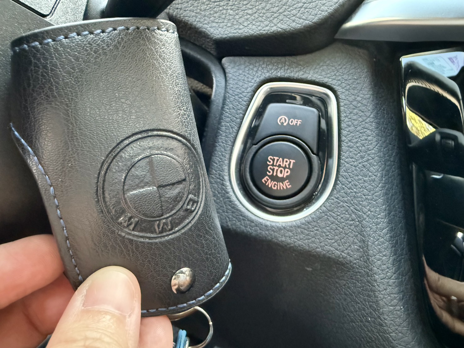 安全駕駛輔助系統/免鑰匙啟動/倒車影像/電動後尾門/M款空力套件/盲點偵測系統/雙前座跑車電動座椅含記憶模式  第10張相片