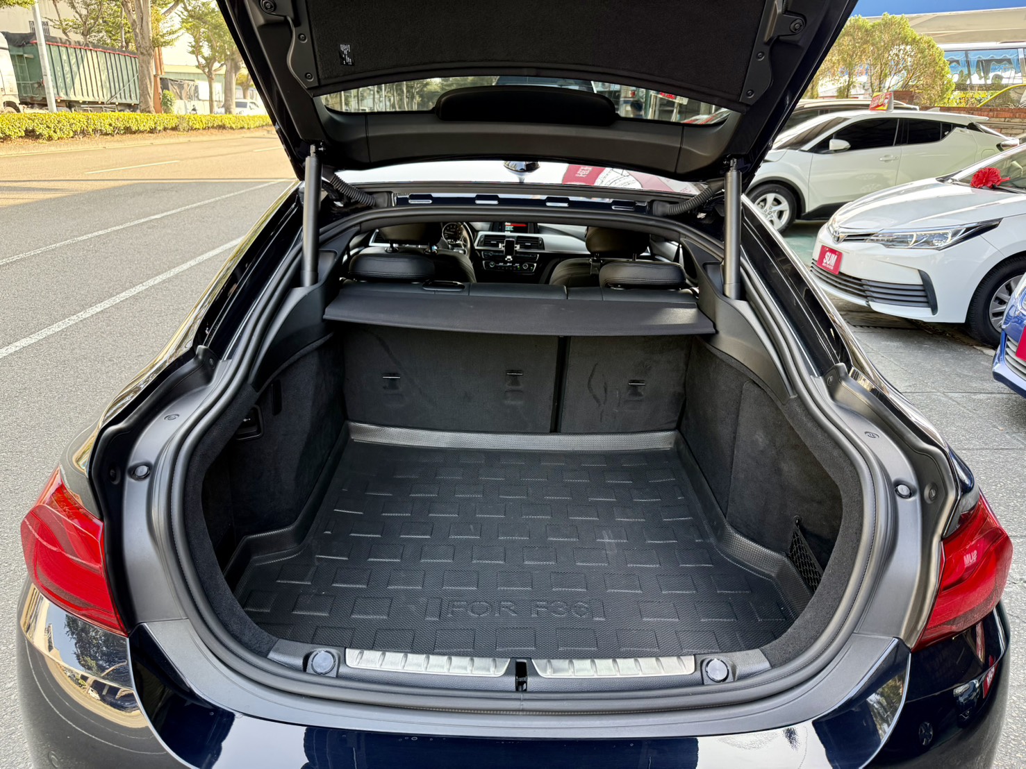 安全駕駛輔助系統/免鑰匙啟動/倒車影像/電動後尾門/M款空力套件/盲點偵測系統/雙前座跑車電動座椅含記憶模式  第15張相片