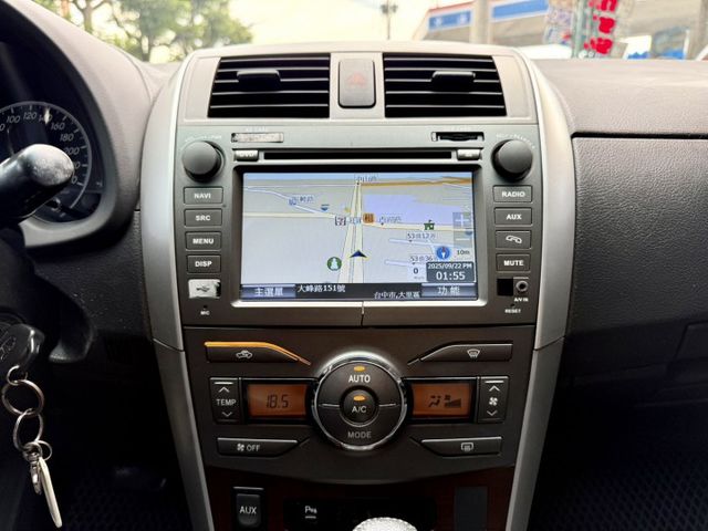 經濟實惠優質代步車~通勤最佳選擇!恆溫空調~中控螢幕~衛星導航~定速巡航! 可全額貸~  第9張相片